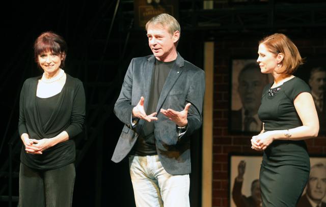 Naši soutěžní komedii uvedl Jiří Dvořák spolu s kolegyněmi ze svého pardubického hostování Lídou Vláškovou a Petrou Janečkovou.